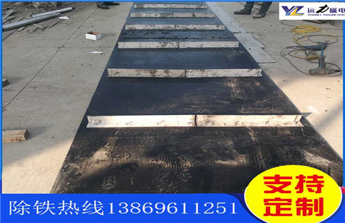 不銹鋼除鐵器皮帶廠家服務(wù)湖南皮帶懸掛式除鐵器，除鐵器卸鐵皮帶主要是安裝在各個型號的電磁、永磁自卸式除鐵器上，當輸料皮帶上的散狀物料經(jīng)過自卸除鐵器底部時，混雜在物料中的鐵磁性雜質(zhì)在除鐵器磁芯強大的磁場力作用下被吸附到除鐵器卸鐵皮帶上，由不停運轉(zhuǎn)的卸鐵皮帶將吸附住的鐵雜質(zhì)刮出，卸進集鐵箱，從而達到自動連續(xù)除鐵的目的。無需人工清理，實現(xiàn)了自動化除鐵。  一、不銹鋼除鐵器皮帶廠家服務(wù)湖南皮帶懸掛式除鐵器選型指南：  1.提供卸鐵皮帶準確的帶寬、周長及厚度。  2.了解清楚所需卸鐵皮帶為一次性成型的環(huán)帶還是帶接頭式的，其次確認卸鐵刮板為膠條一體式刮板還是不銹鋼刮板。  注：一般情況下，除鐵器生產(chǎn)廠家在生產(chǎn)除鐵器時用的是一次性成型的環(huán)帶，但用戶在后期更換時，一次性成型的環(huán)帶不方便更換及安裝，需將除鐵器大拆大卸，套上卸鐵皮帶之后，然后重新組裝，更換非常麻煩。帶接頭式的卸鐵皮帶就很大程度上解決了這一問題，省去了拆裝除鐵器的過程，只需要將皮帶安裝之后在接頭處對接即可,省時省力，結(jié)實耐用。  二、不銹鋼除鐵器皮帶廠家服務(wù)湖南皮帶懸掛式除鐵器  除鐵器接通電源后，勵磁系統(tǒng)產(chǎn)生強大的磁場，當輸送機械上的散狀物料經(jīng)過除鐵器下方時，混雜在物料中的鐵磁性雜物，在除鐵器磁場力作用下被不斷吸起(鐵磁性雜物重量為0.1-25kg)，吸附在除鐵器下表面上，當需要除去吸附在除鐵器上的鐵磁性雜物時，可將除鐵器移至集鐵箱上方，切斷勵磁電源設(shè)備磁場消失，鐵磁性雜物在重力作用下掉入集鐵箱中。